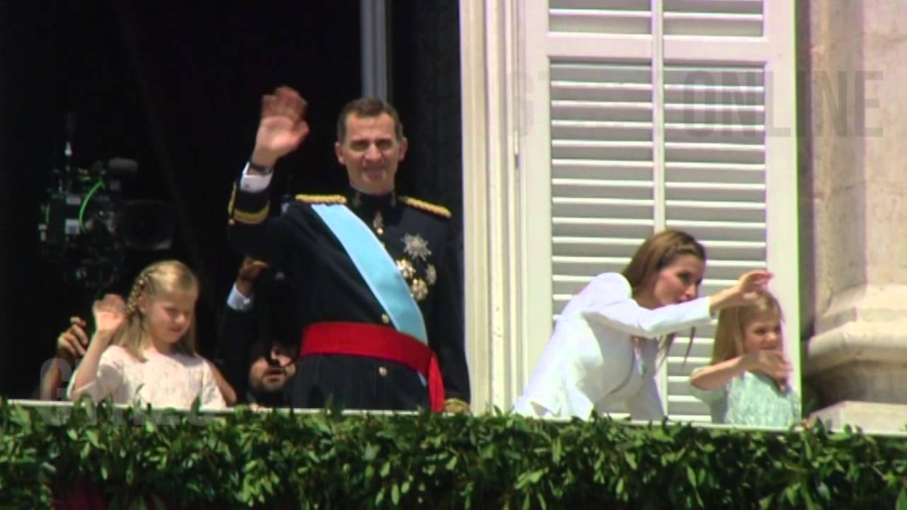 Felipe VI y Doña Letizia, besos Reales en el balcon de palacio