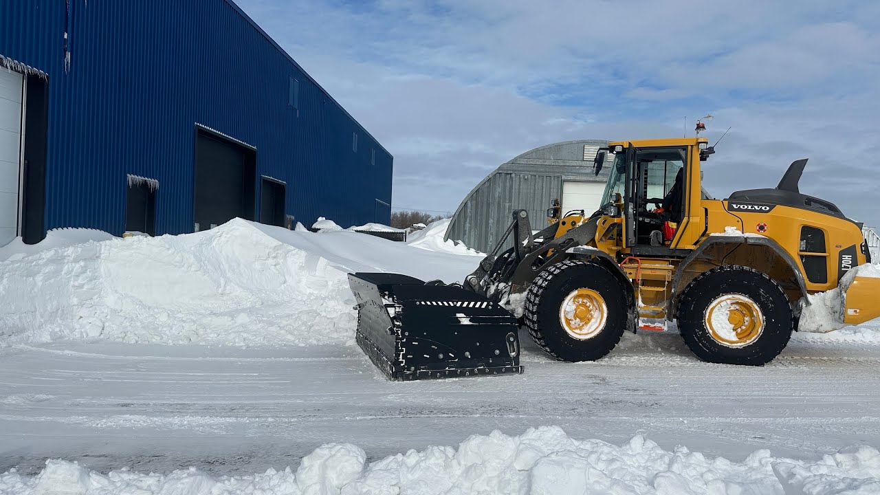 **Snow Plowing Commercial Lot / Over 2 Feet Of Snow / 8' height Snow Drift** VOLVO L70H W/ JROD-Z