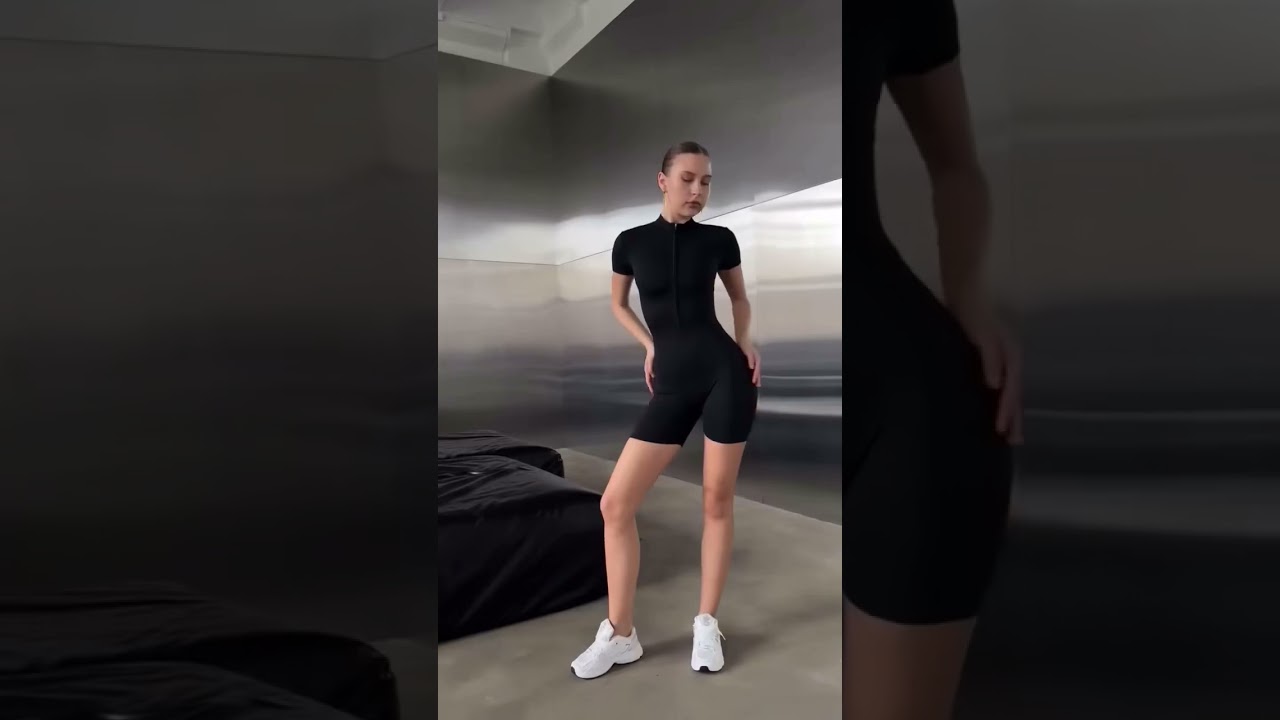 Obl&iacute;ben&yacute; overal Short Fitted Black 🖤