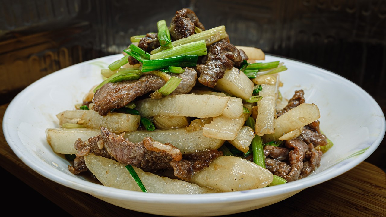 廣東話影片｜沙葛炒牛肉｜惹味好送飯之選｜清熱爽口｜如何走油讓牛肉保持嫩滑的技巧｜如何炒出可口清甜又惹味的沙葛｜配合不同食材和做法有不同的刀工技巧｜家廚能炒出火的秘密學懂了就天天都能炒出鑊氣小炒