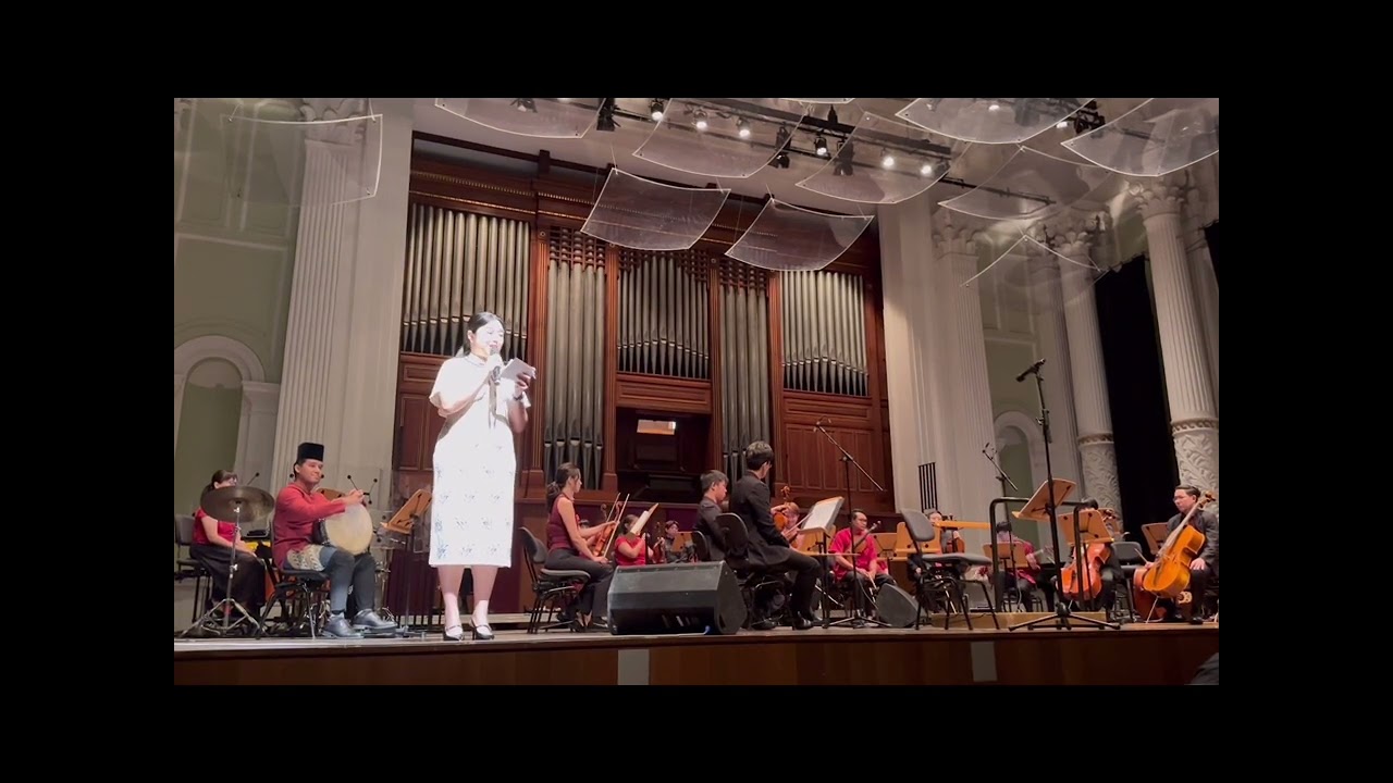 老人家👵时常在乌节路的街头演奏🎶笙（新加坡🇸🇬交响乐团携手街头艺术家🧑‍🎤们在Victoria Theatre 🎭 呈现的1️⃣场新年音乐🎶会 Reunion: Huat The Busk)