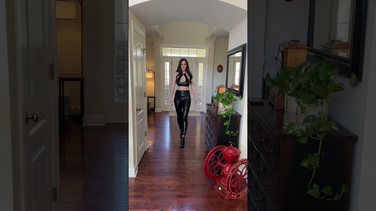 Practicing my walk 👠#leggings #catwalk #model #tease #older #cougars #ofgirl #onlytease #stunning