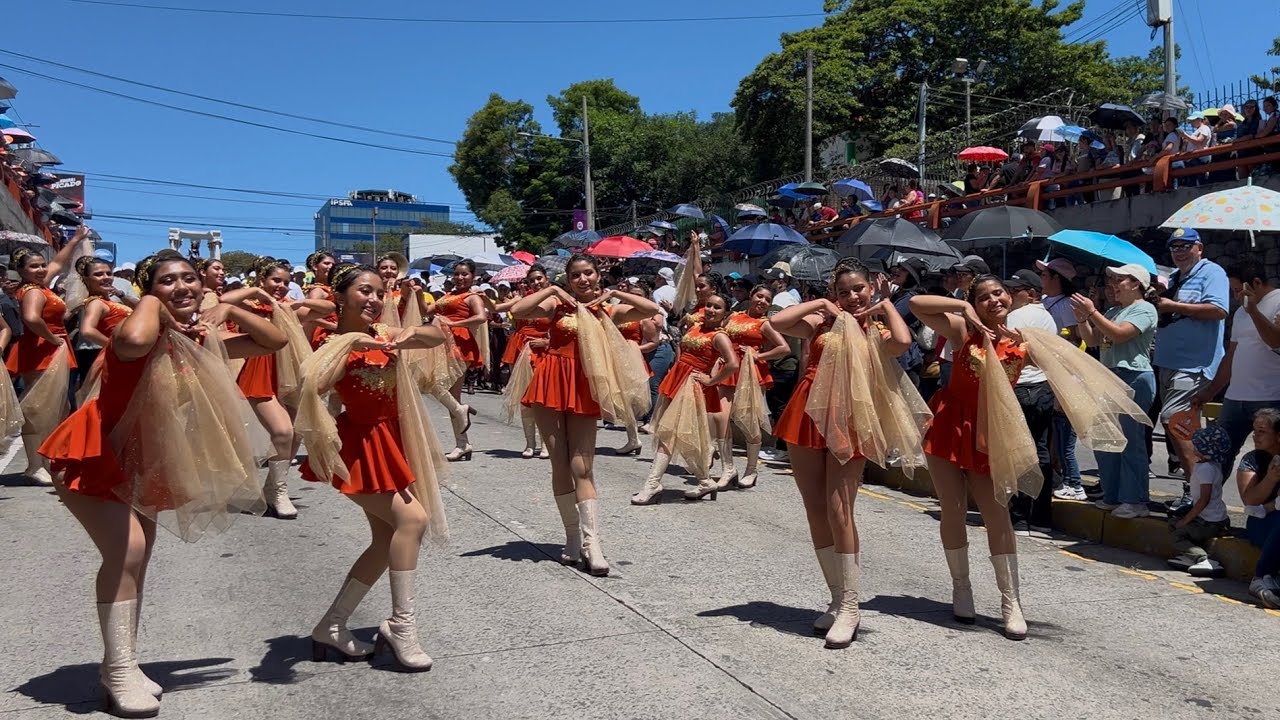 Colegio Salarrué en el desfile del Comercio San Salvador 2025 - Bad Bunny - Baile Inolvidable 