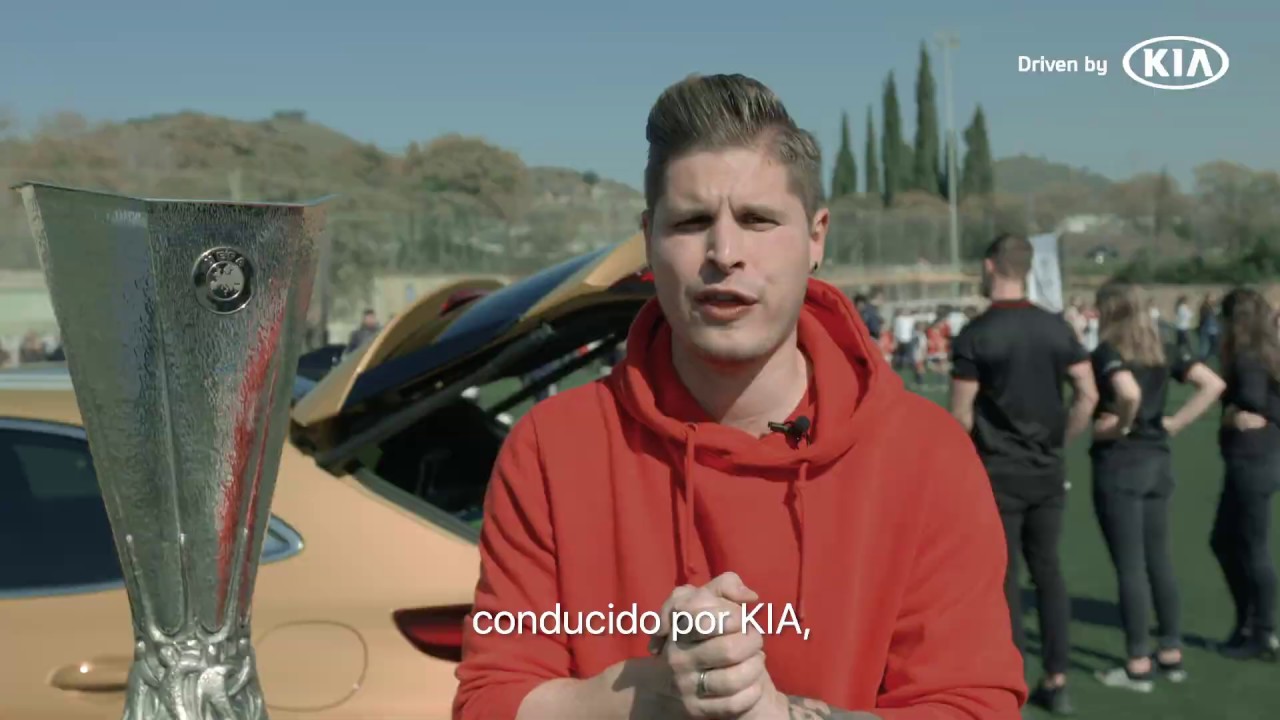 El tour del trofeo de la Europa League conducido por Kia trajo una gran emoci&oacute;n a Barcelona