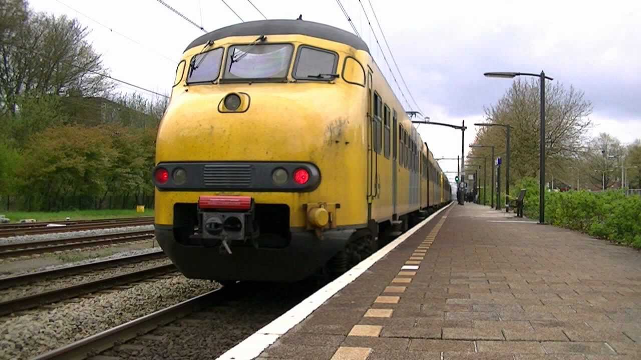 Treinen op station Tilburg Universiteit - 21042012