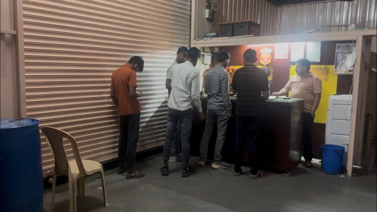 Midnight Hunger 😍 | Hotel बंद करून आत आम्ही रात्री १२ ला Jevan kele | Chaudhary Dhaba