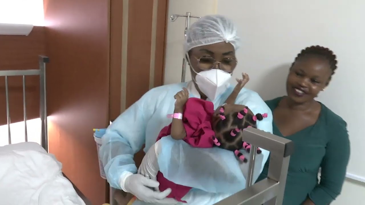 La Première Dame, Dominique Ouattara visite les jumelles siamoises séparées avec succès