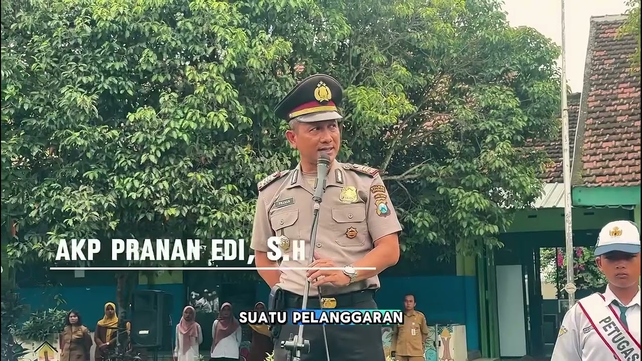 Pembina Upacara Bendera Hari Senin di SMPN 6 Jombang
