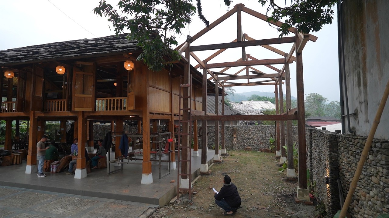 Nhà Sàn Gái Bản dựng thêm nhà sàn thứ 7 tiếp khách ngồi phòng riêng - Mùa này có mật ong đầu mùa
