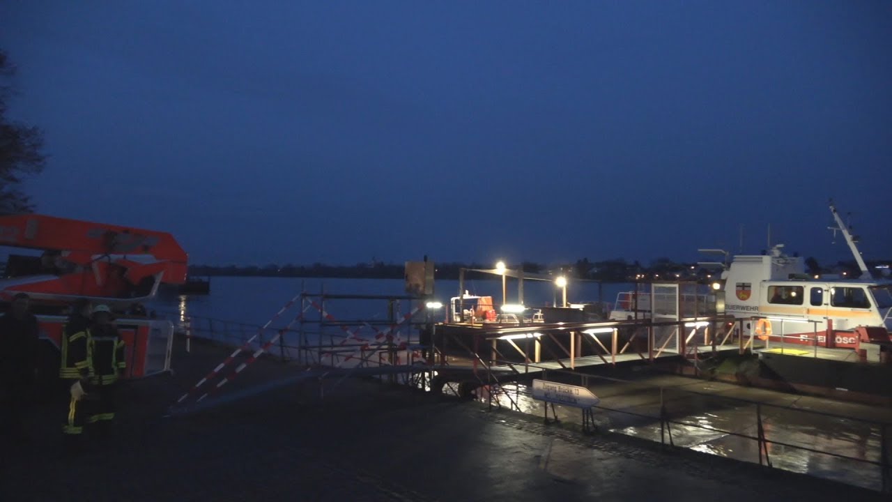 Freiwillige Feuerwehr Bonn-Beuel baut Hochwassersteg an Feuerl&ouml;schbootsteiger am 06.01.18