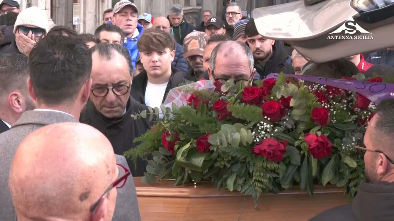 L'applauso per Orazio Russo in piazza Duomo