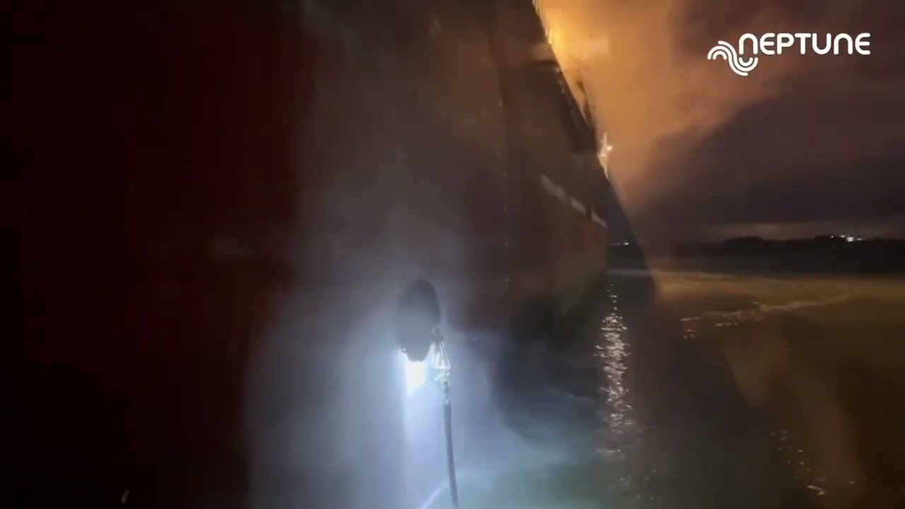 Effortless Nighttime Robotic Hull Cleaning! 🌌🤖✨