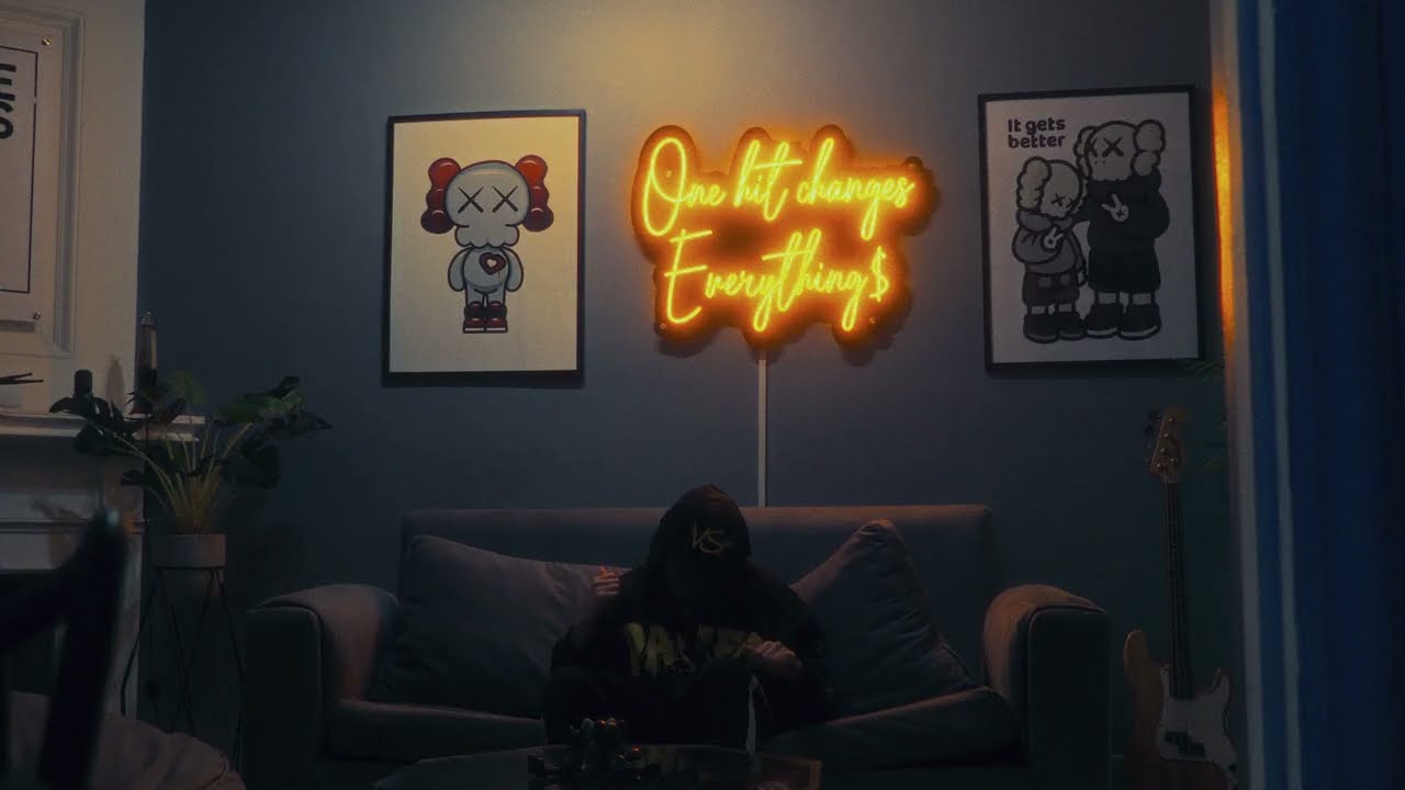 KMi - Mi GATA (Visualizer)