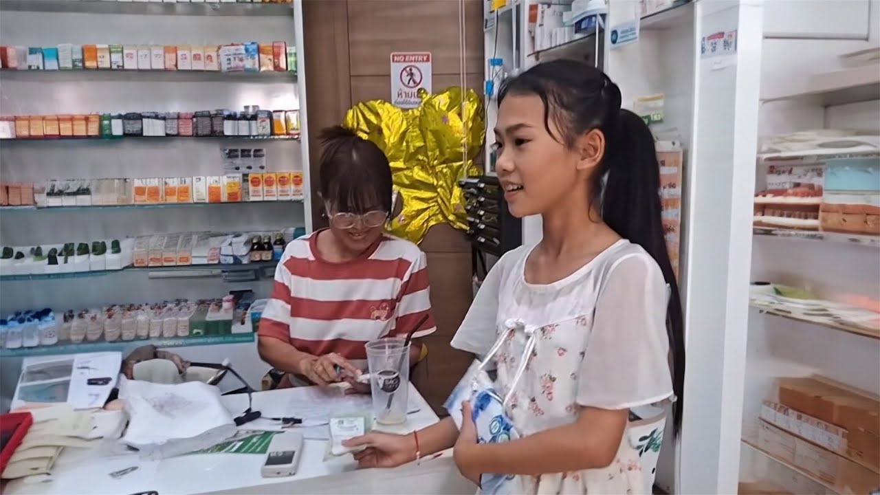พ่อภูแม่ผึ้งไม่สบายธิดาลาวอาสาไปซื้อยาไห้