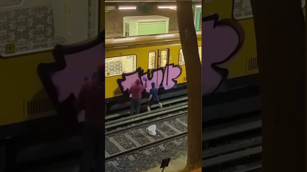 1UP CREW GRAFFITI BERLIN METRO 💛 #1up #graffiti #berlin