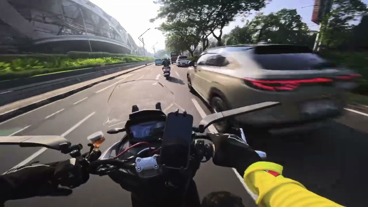 Enjoy morning ride jakarta lanjut cari sarapan 🥟🍜 | Aprilia SR-GT 200 | Indonesia