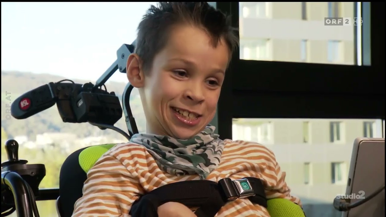 Liam kommuniziert mit Augensteuerung