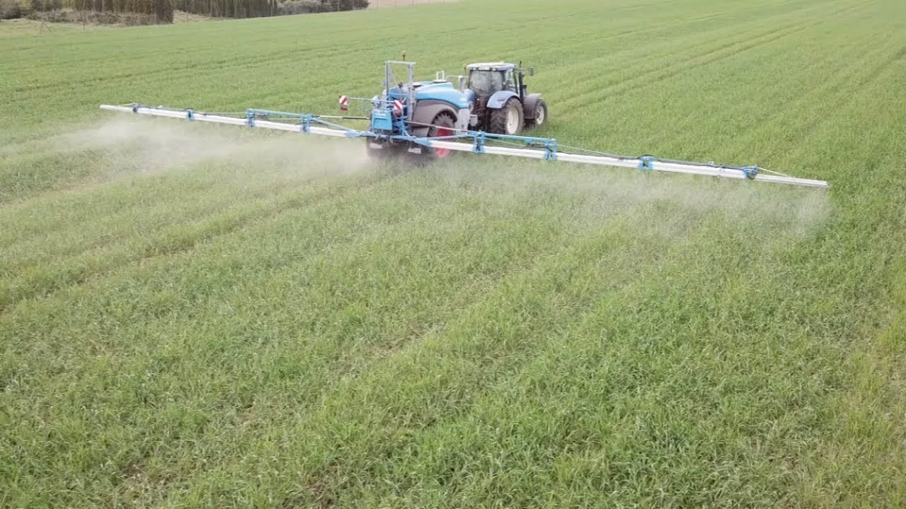 Lohnunternehmen Uphoff im Einsatz mit einer Lemken Vega 12 4000