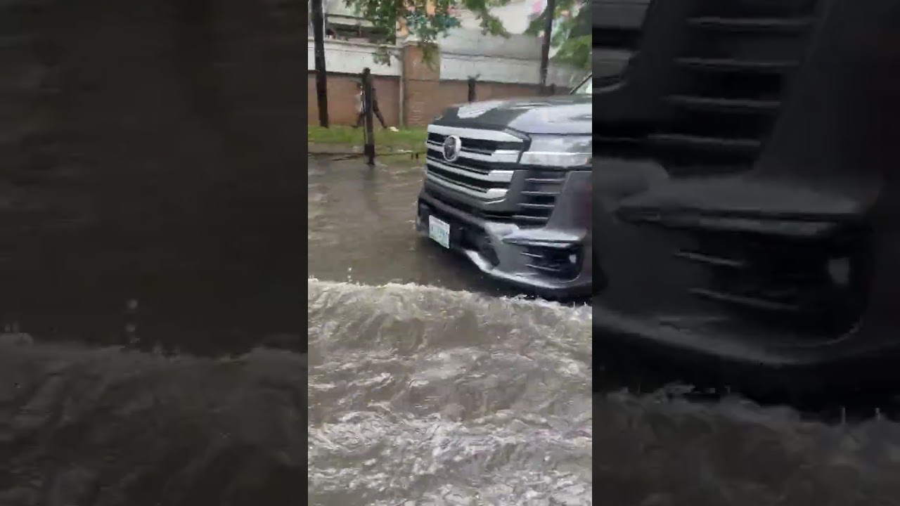 HEAVY FLOOD IN LEKKI RIGHT NOW &mdash; Cars Stranded on Road 14