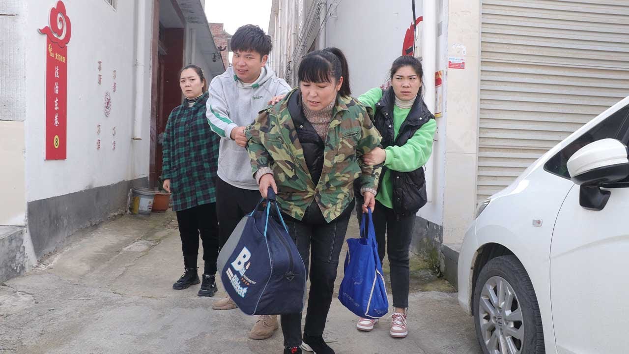董事长低调回家，弟弟拒之门外妹妹接回家照顾，一通电话弟弟后悔【小白导演】