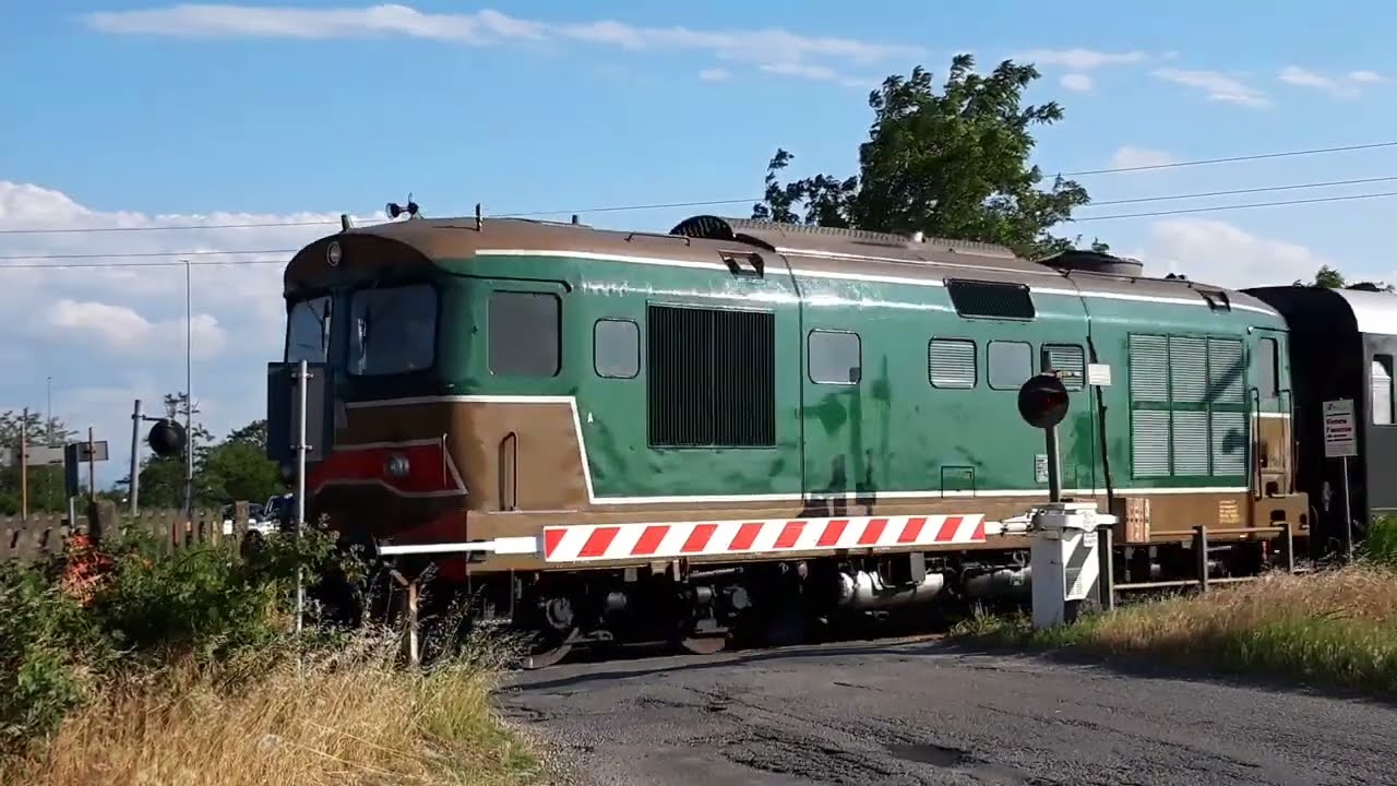 Lomellina Express al passaggio a livello di Cava Carbonara//Historischer Zug//Historic train