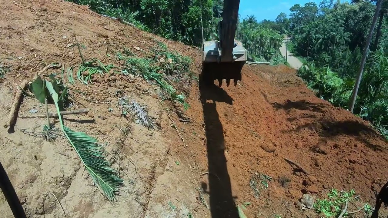 escavadeira finalizando estrada e lote p final