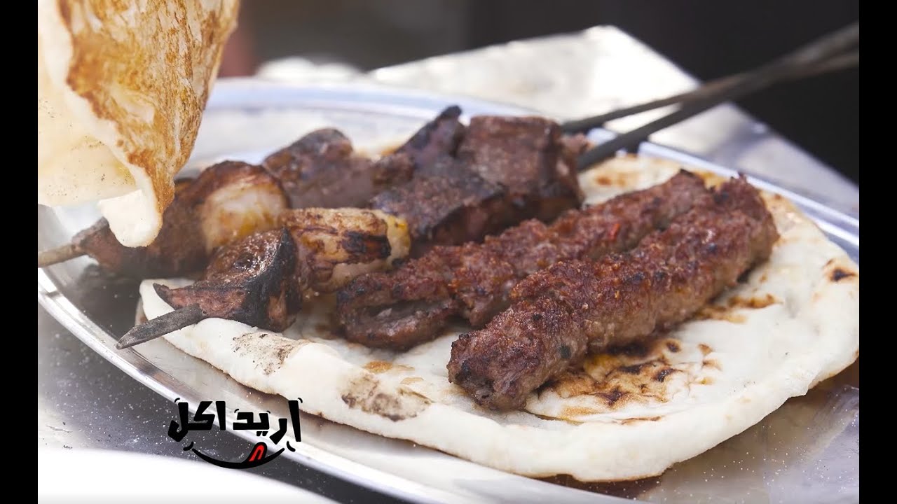 ادم يجرب المشويات في الموصل