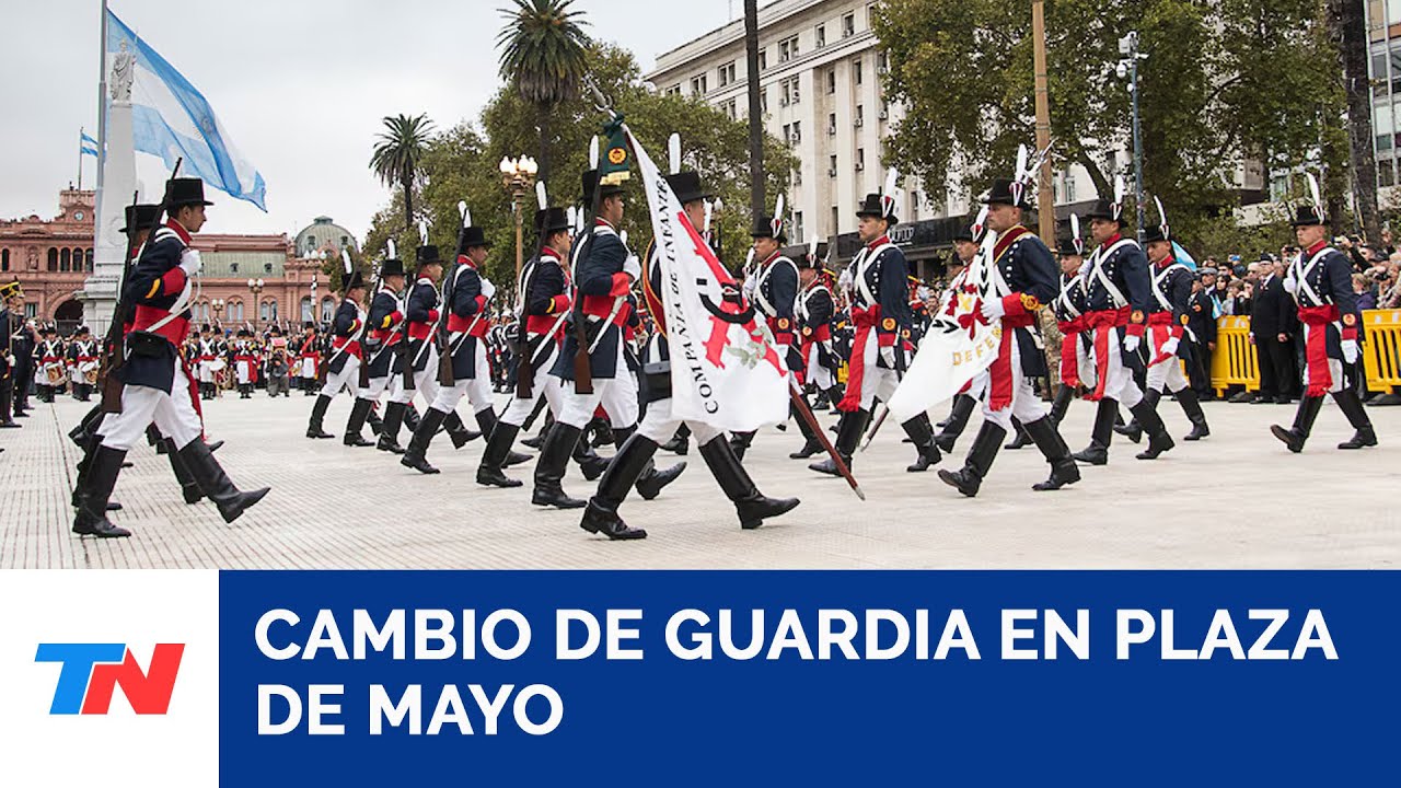Histórico cambio de guardia de los regimientos Granaderos en Plaza de Mayo