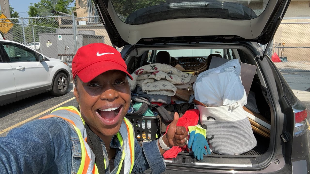 Dumpster Diving | MONEY, JEWELRY, Expensive clothes! The COLLEGE STUDENTS THREW away so much stuff‼️
