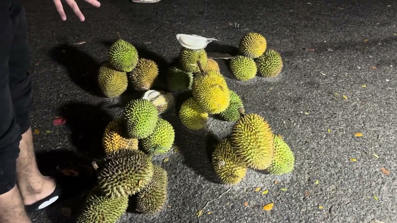 Durian runtuh di Emart Tudan.