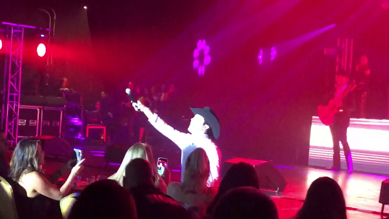 Christian Nodal baja a saludar a una fan, Anaheim California 2018
