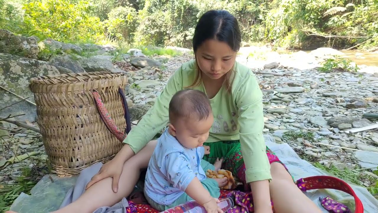 Today she and her son went down to the stream to catch fish to grill and eat.(single mom huong)