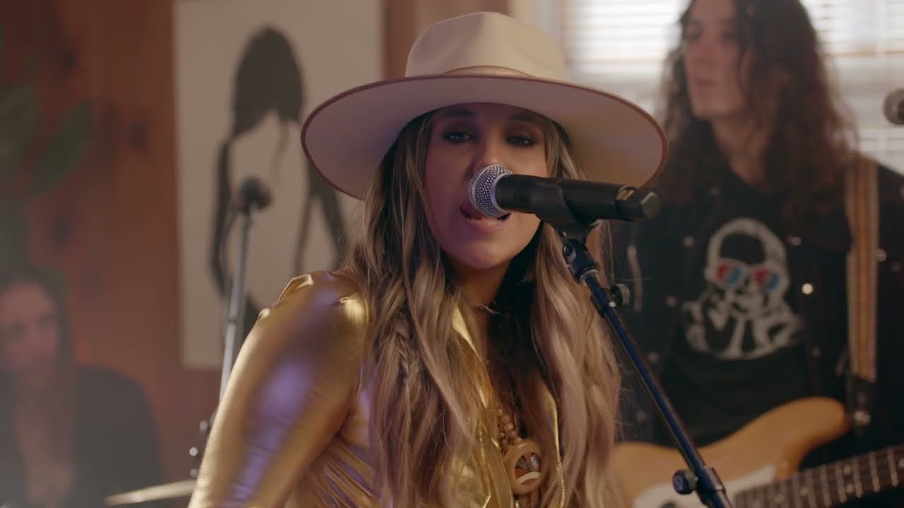 Lainey Wilson - WWDD (Live Full Band Performance)