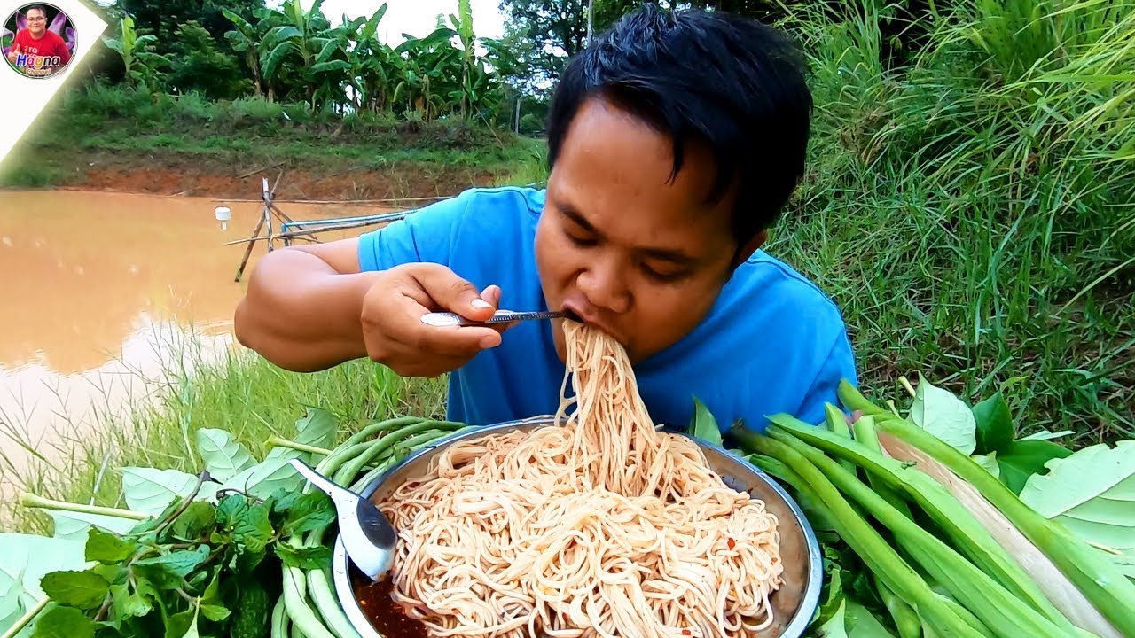 กินขนมจีนน้ำซั่วปลาร้า เผ็ดๆ แซ่บถึงใจ  กับบรรยากาศหลังฝนตก