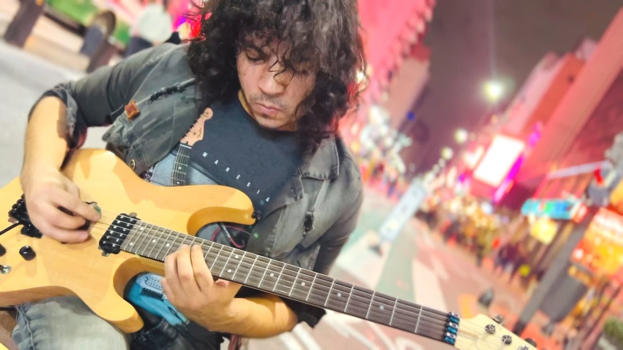Vivaldi - Winter - Guitar street performance - Cover by Damian Salazar