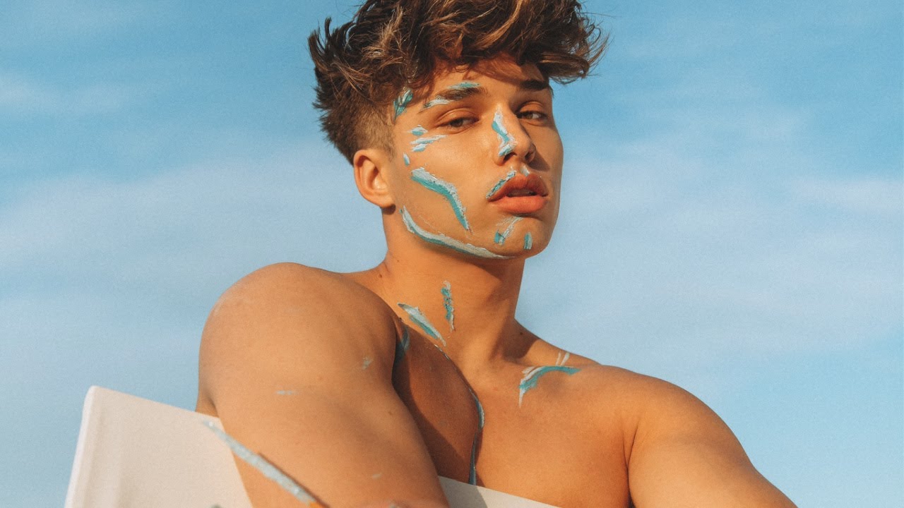 7 PHOTOGRAPHERS SHOOT THE SAME MODEL