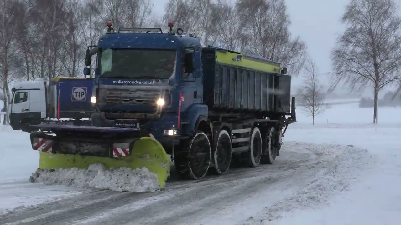 SNEEUW SCHUIVEN EN ZOUT STROOIEN ZOUT LADEN OP EN AFRITTEN PAKEERPLAATSEN  PROVINCIE DRENTHE