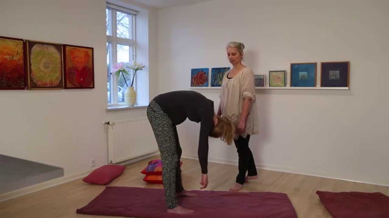 Rygøvelse & arbejde med smerte - fødselsforberedelse med yoga