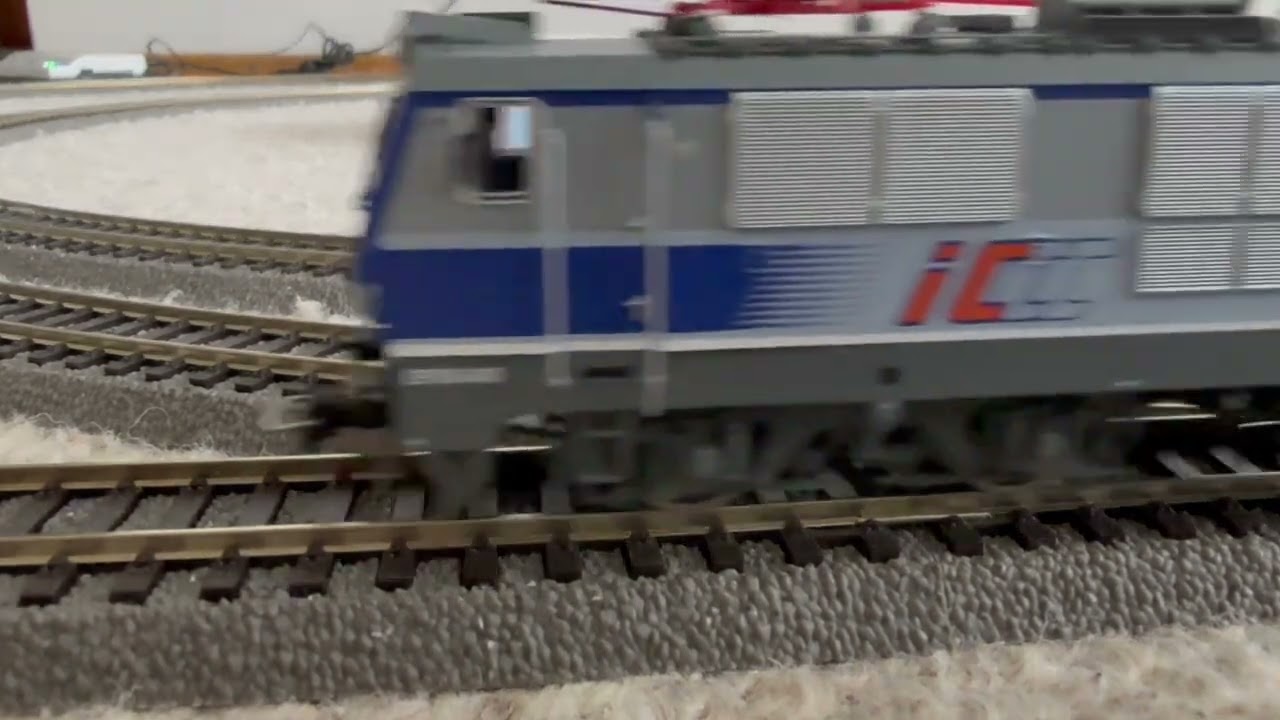 Makieta: JEDZIE POCIĄG INTERCITY