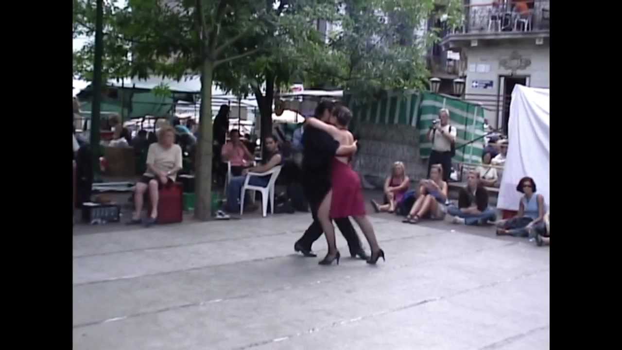 El Indio dancing in Plaza Dorrego