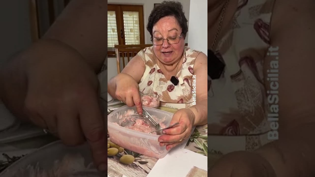 Il gelato alla ciliegia fatto in casa per la madre 95enne, l'emozione a fine video con l'assaggio
