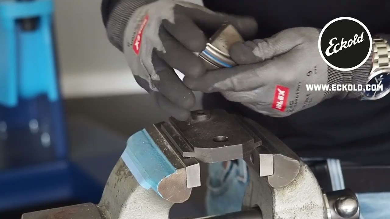 Wartung und Reparatur von ECKOLD Werkzeugen zum Umformen von Blech, Wechsel der Stollen FWA 802 4 X
