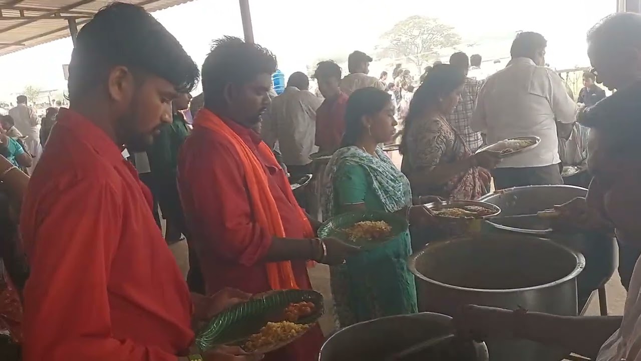 ఈరోజు శుక్రవారం26/12/2025 న బాలఉగ్రనరసింహ స్వామి సన్నిధిలో అధిక సంఖ్యలో అన్నదానంలో పాల్గొన్నభక్తులు 