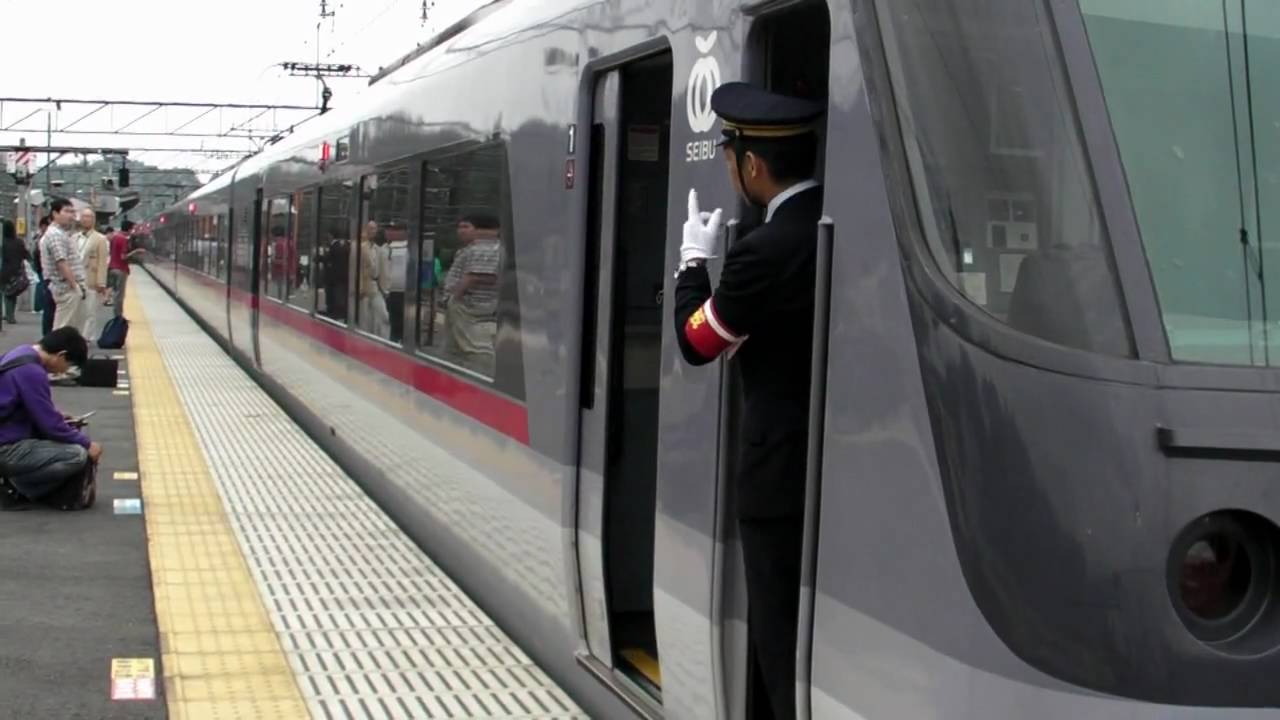 西武鉄道　10000系（ニューレッドアロー）特急ちちぶ　横瀬駅にて