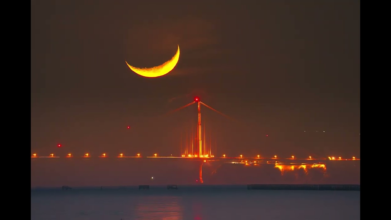 Stunning Timelapse Shows 'Magical' Crescent Moon Over Golden Gate Bridge