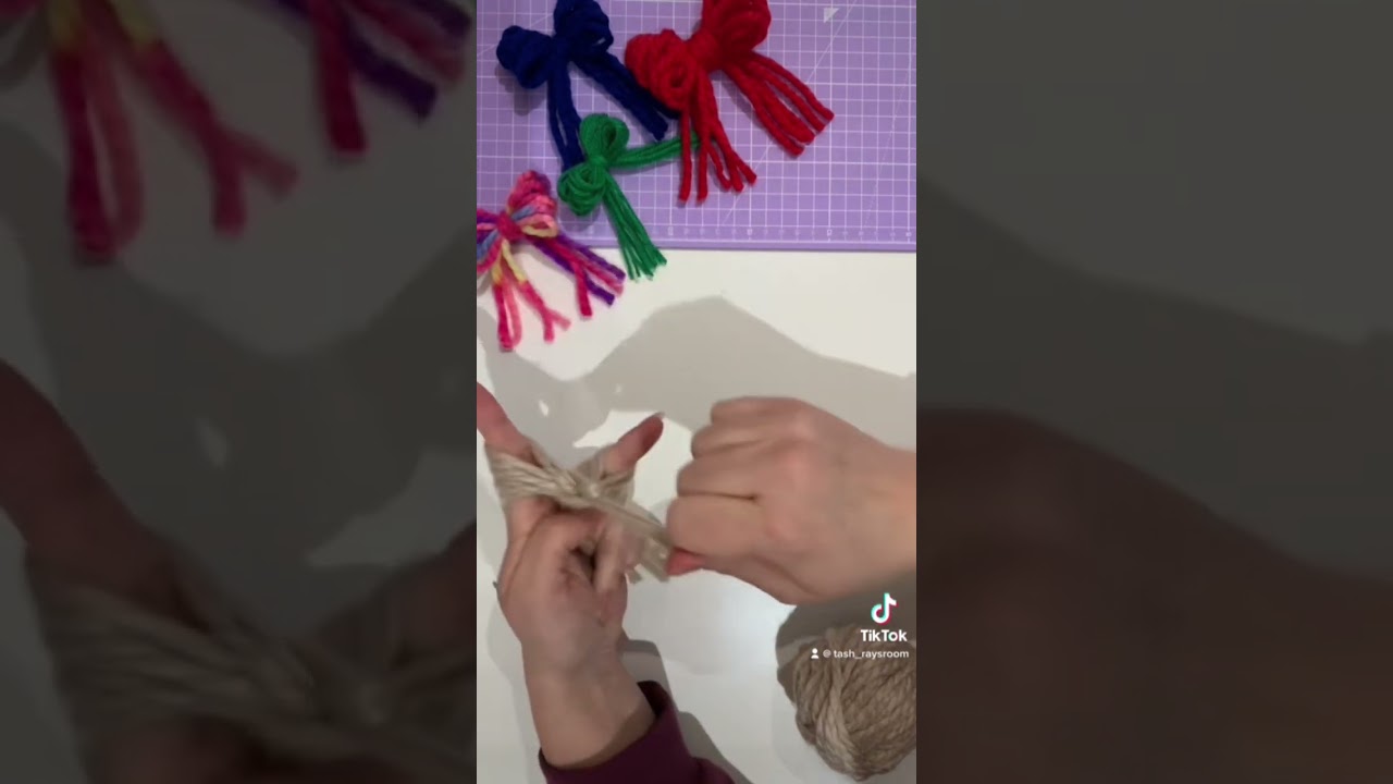YARN BOWS! Great to use up odds and ends of yarn 🧶