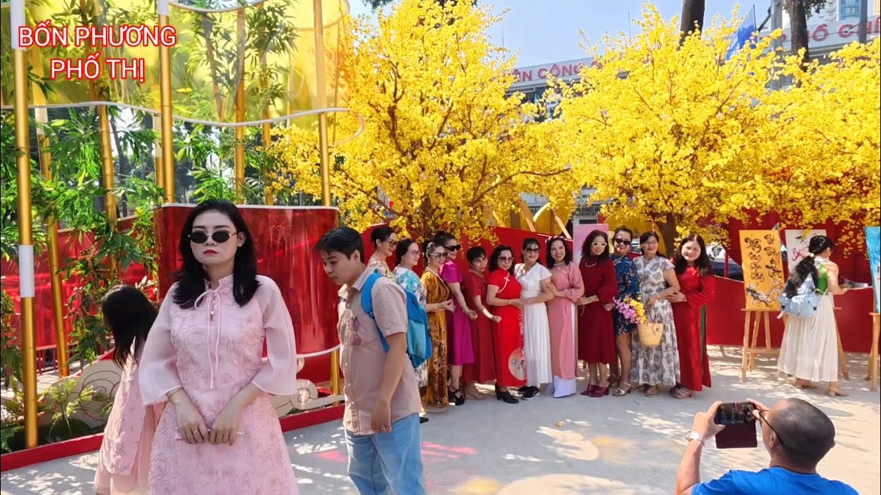 Đông Kín Người Ngày Lễ Hội Tết Việt TPHCM 