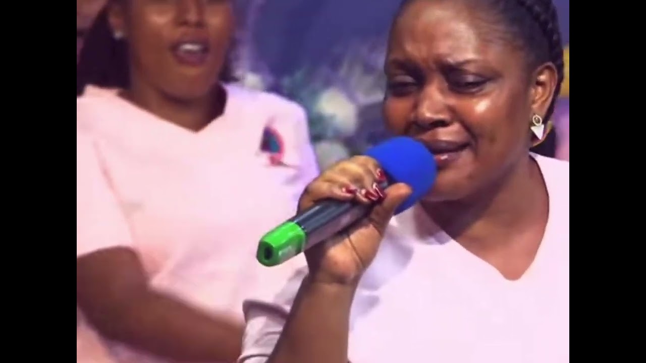 Sharon Nagawa worshipping Yesu gwemuga ogwobulamu 