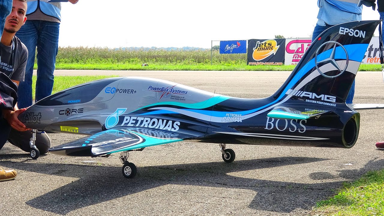 AWESOME PILOT-RC PREDATOR 2.2 RC TURBINE JET FLIGHT DEMO BY MARTIN PICKERING