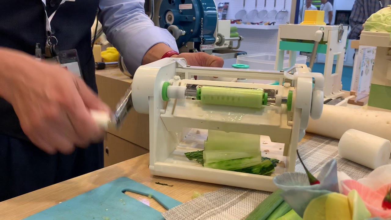 Peeling cucumber きゅうりのかつらむき